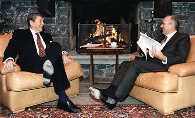 Novembre 1985 : les deux hommes les plus puissants de la planète donnent l'impulsion politique à « la collaboration internationale la plus large possible » dans le domaine de la fusion. (Click to view larger version...)